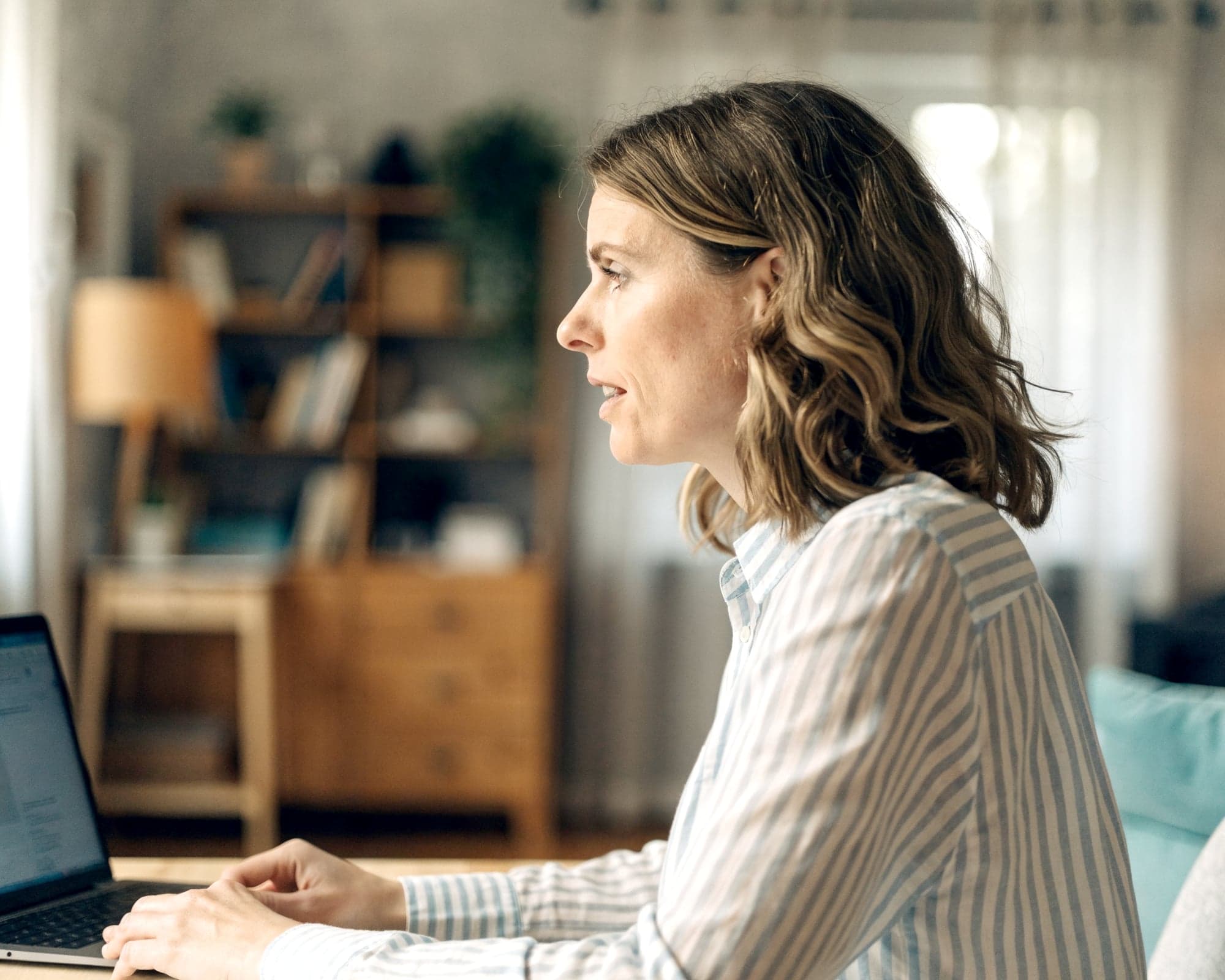 Coachin führt ein Coaching per Videocall am Laptop