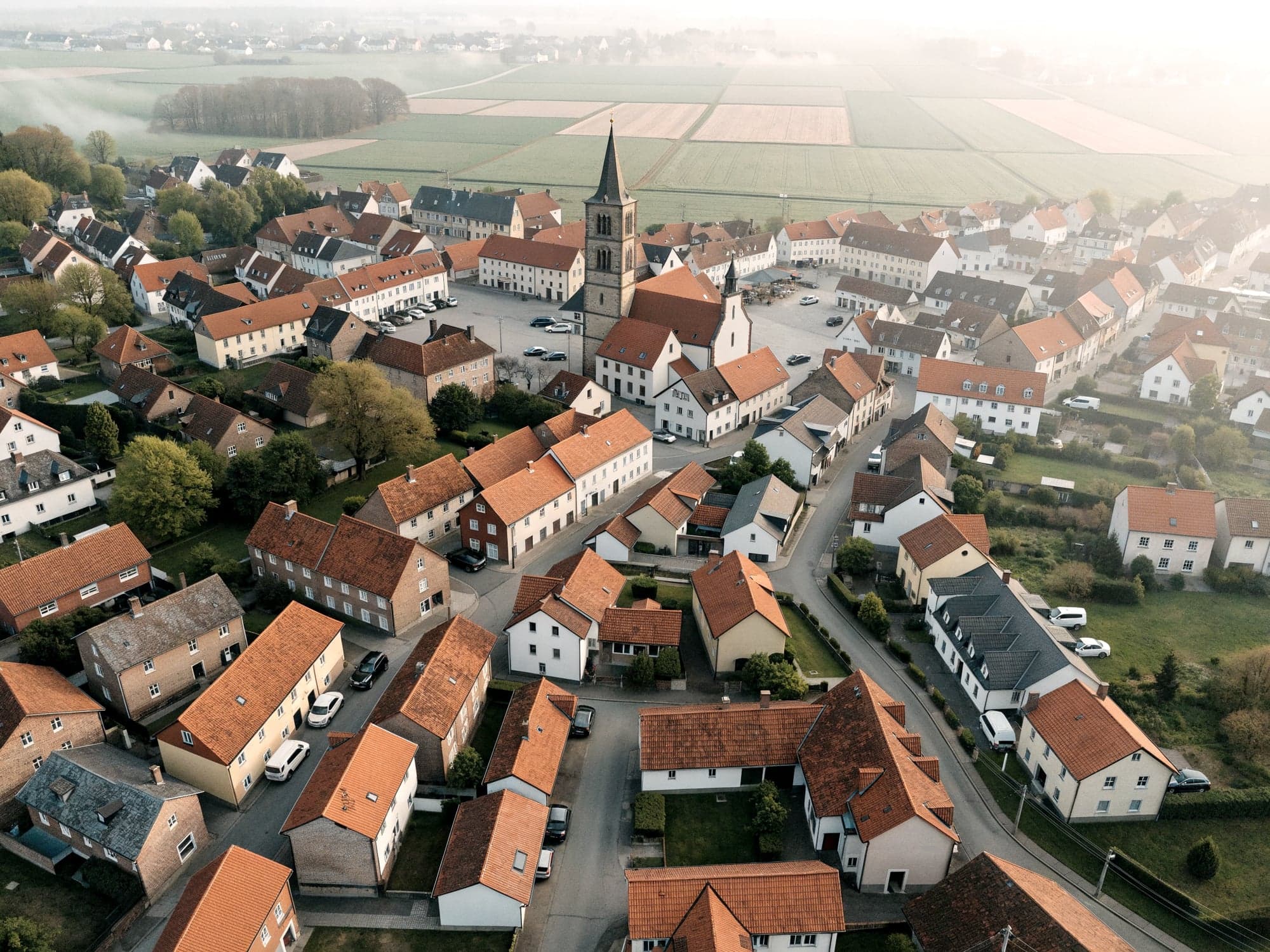 Luftbild einer deutschen Kleinstadt mit Wohnstraßen am Morgen